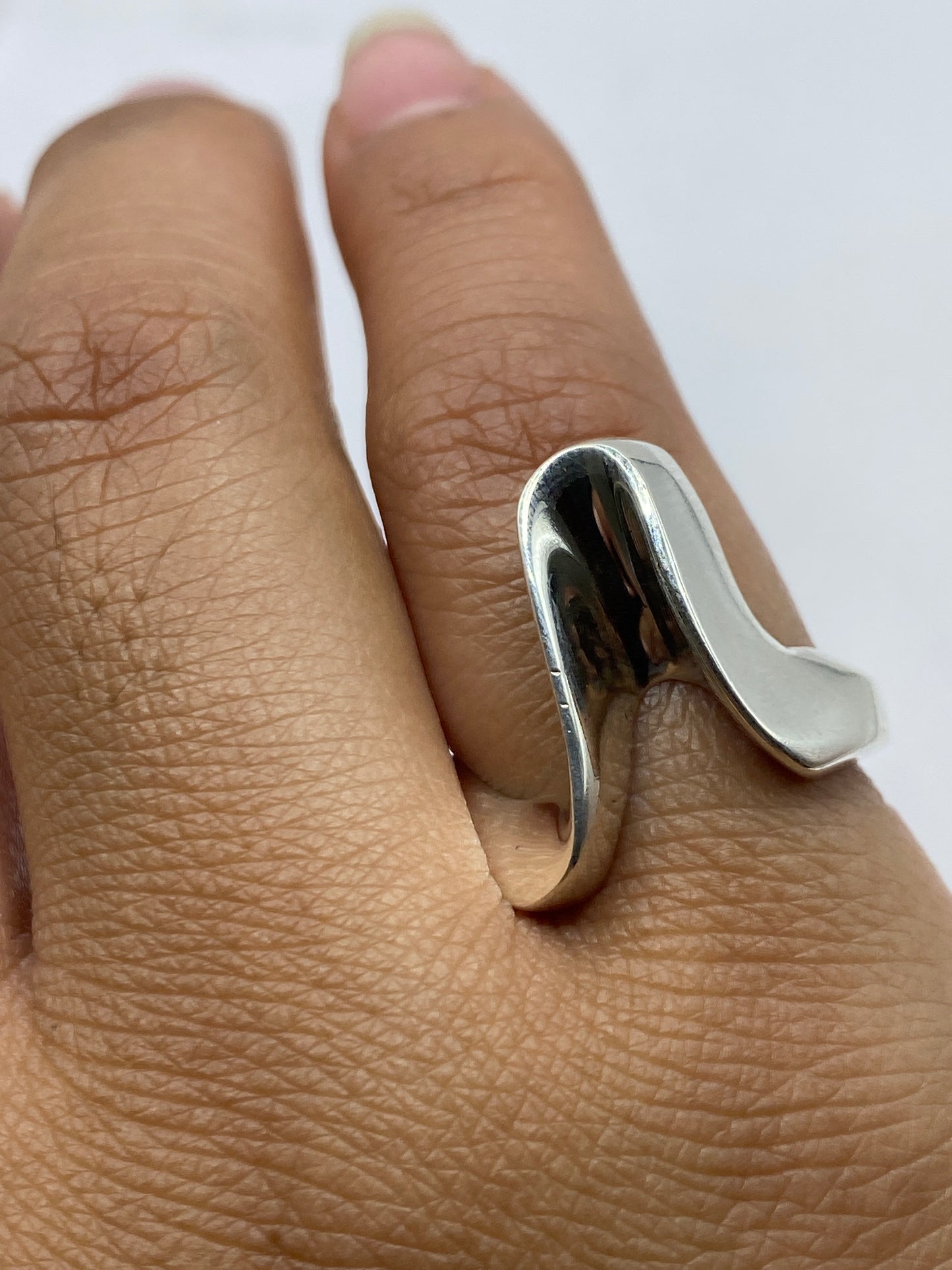 Anillo con sello .925 MEXICO visible en el interior, sobre fondo gris