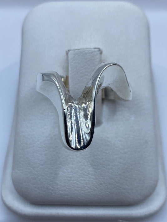 Anillo de plata banda ancha minimalista en presentación de estuche blanco