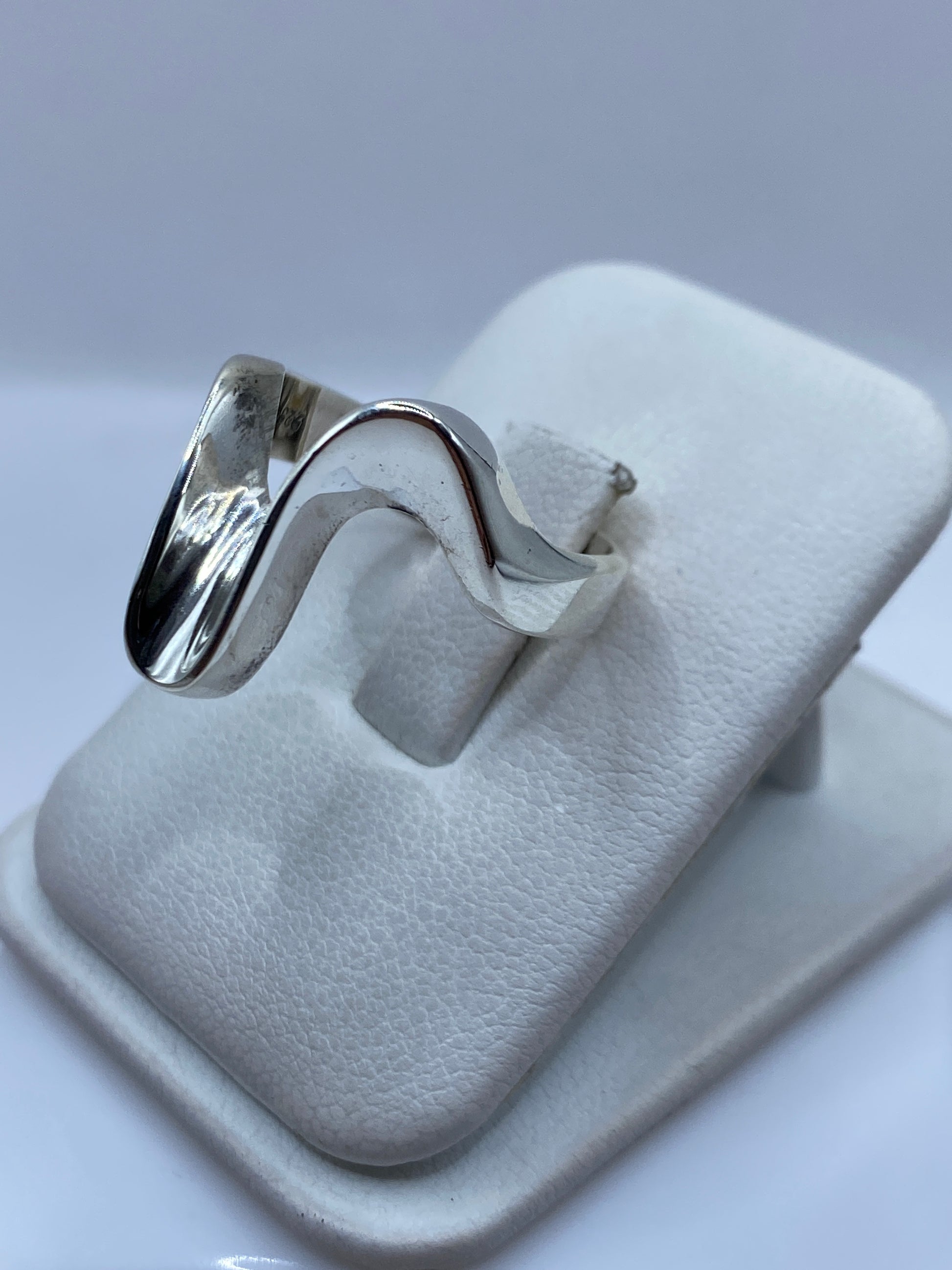 Perfil lateral del anillo mostrando su forma sinuosa y pulido