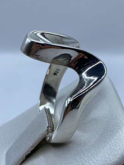 Anillo de plata en la mano mostrando su elegancia minimalista