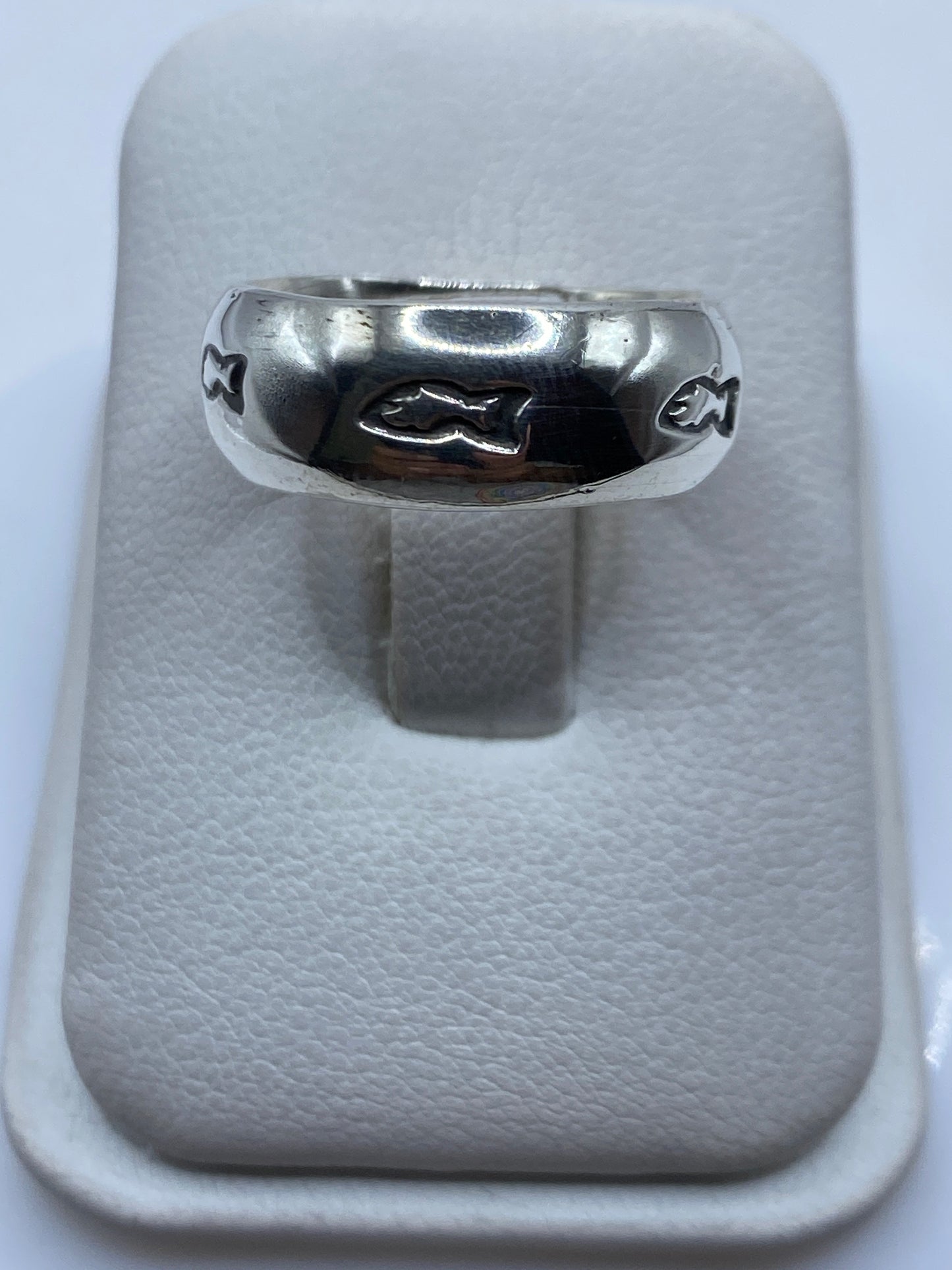 Anillo de plata banda ancha con sello grabado en estuche blanco