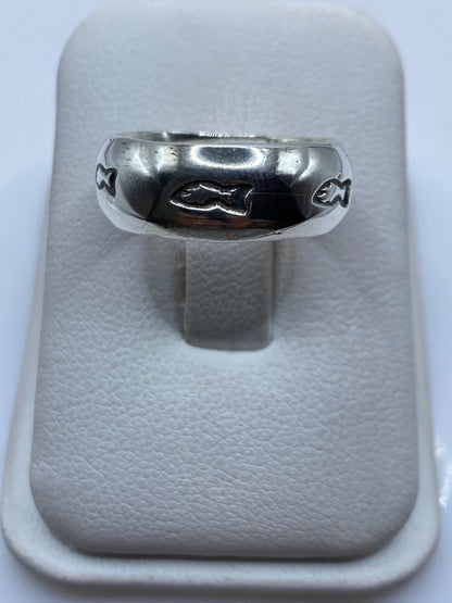 Anillo de plata banda ancha con sello grabado en estuche blanco