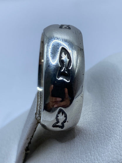 Anillo de plata .925 en la mano mostrando el peso y presencia