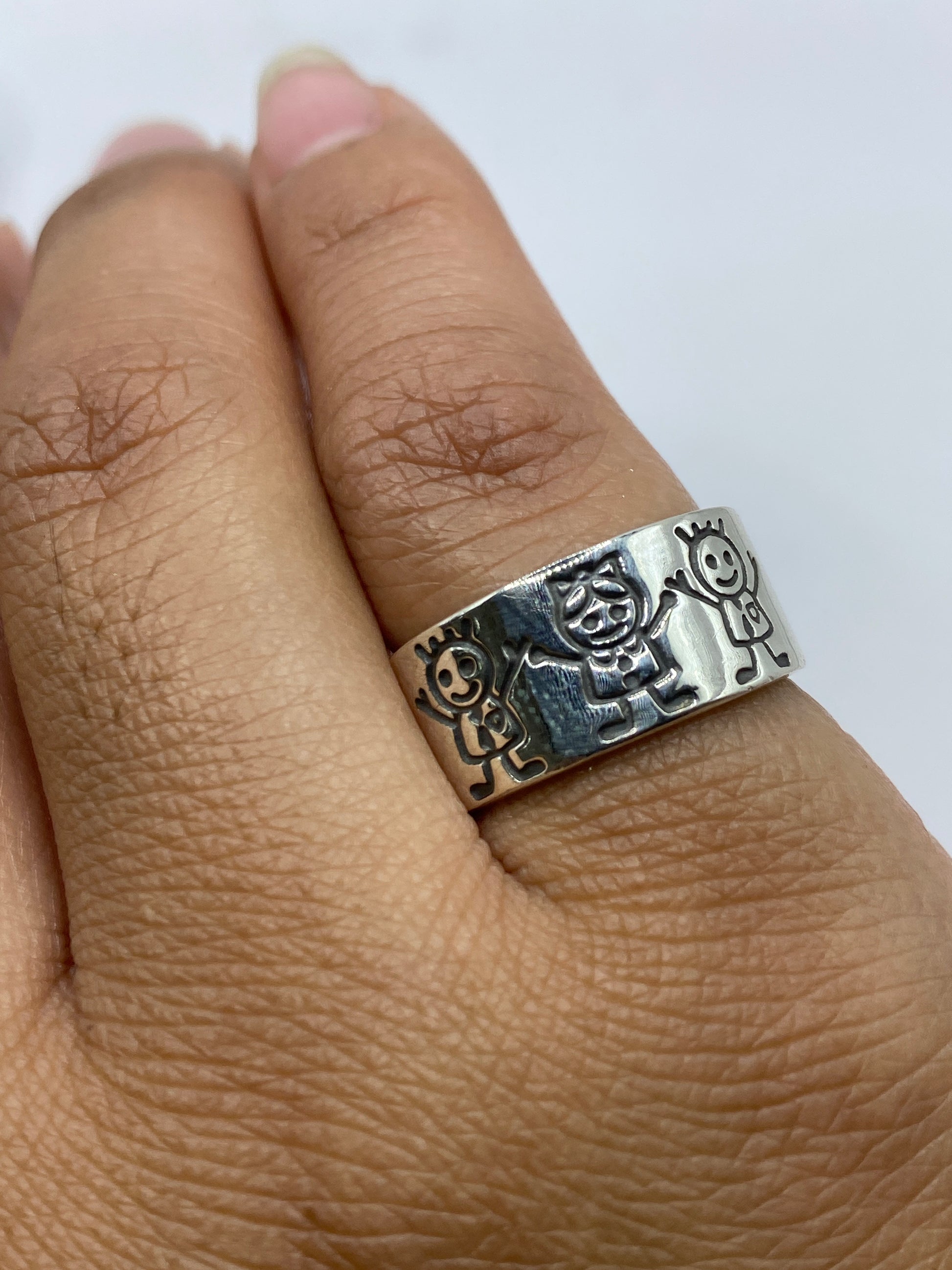 Anillo sobre fondo blanco mostrando el sello .925 MEXICO en el interior