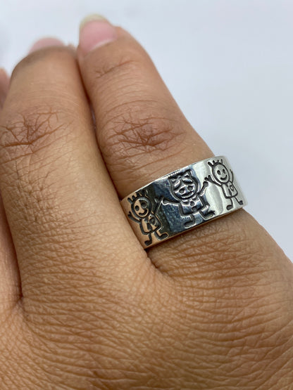 Anillo sobre fondo blanco mostrando el sello .925 MEXICO en el interior