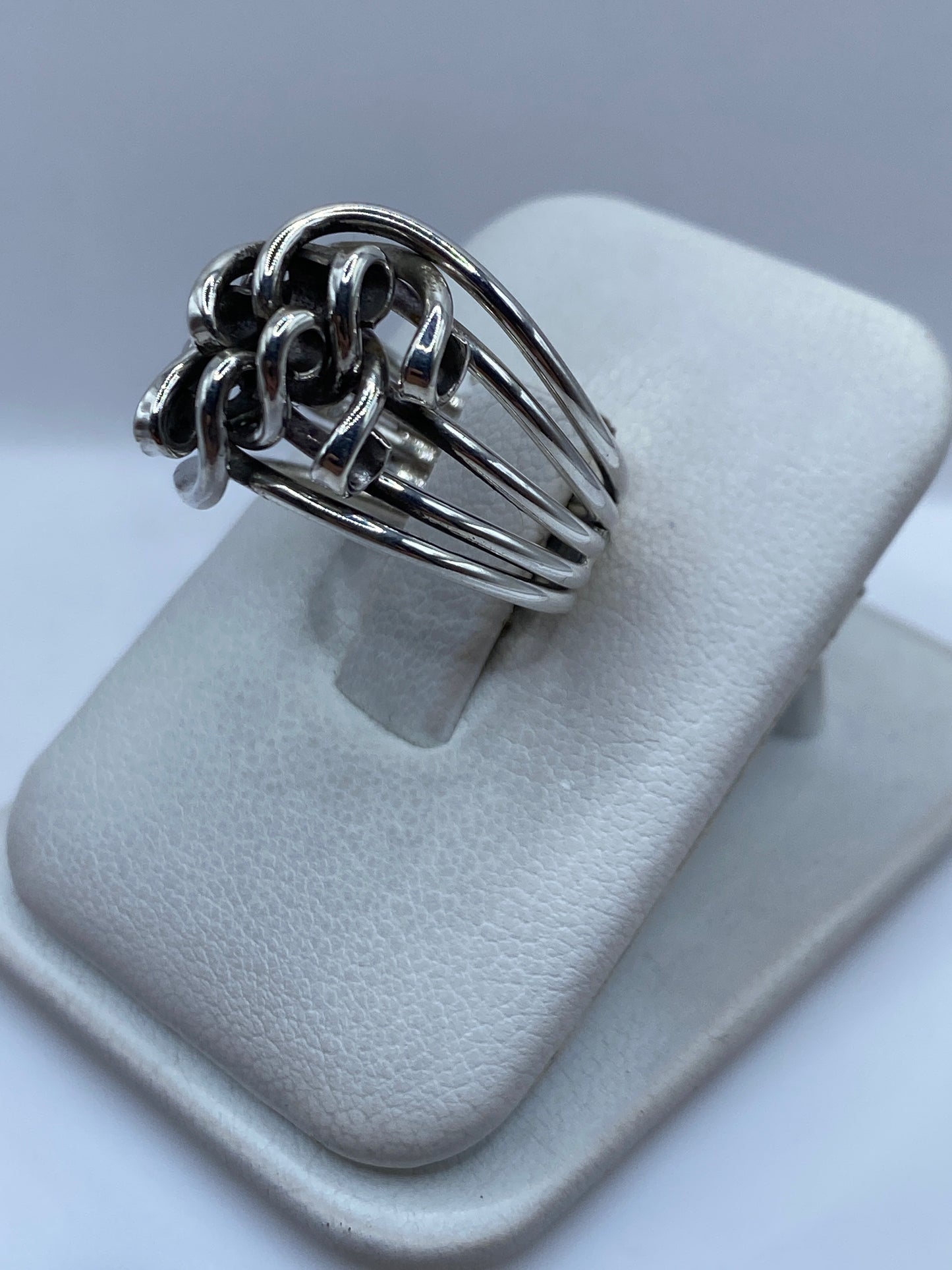 Vista frontal del anillo moderno con volumen y pulido brillante