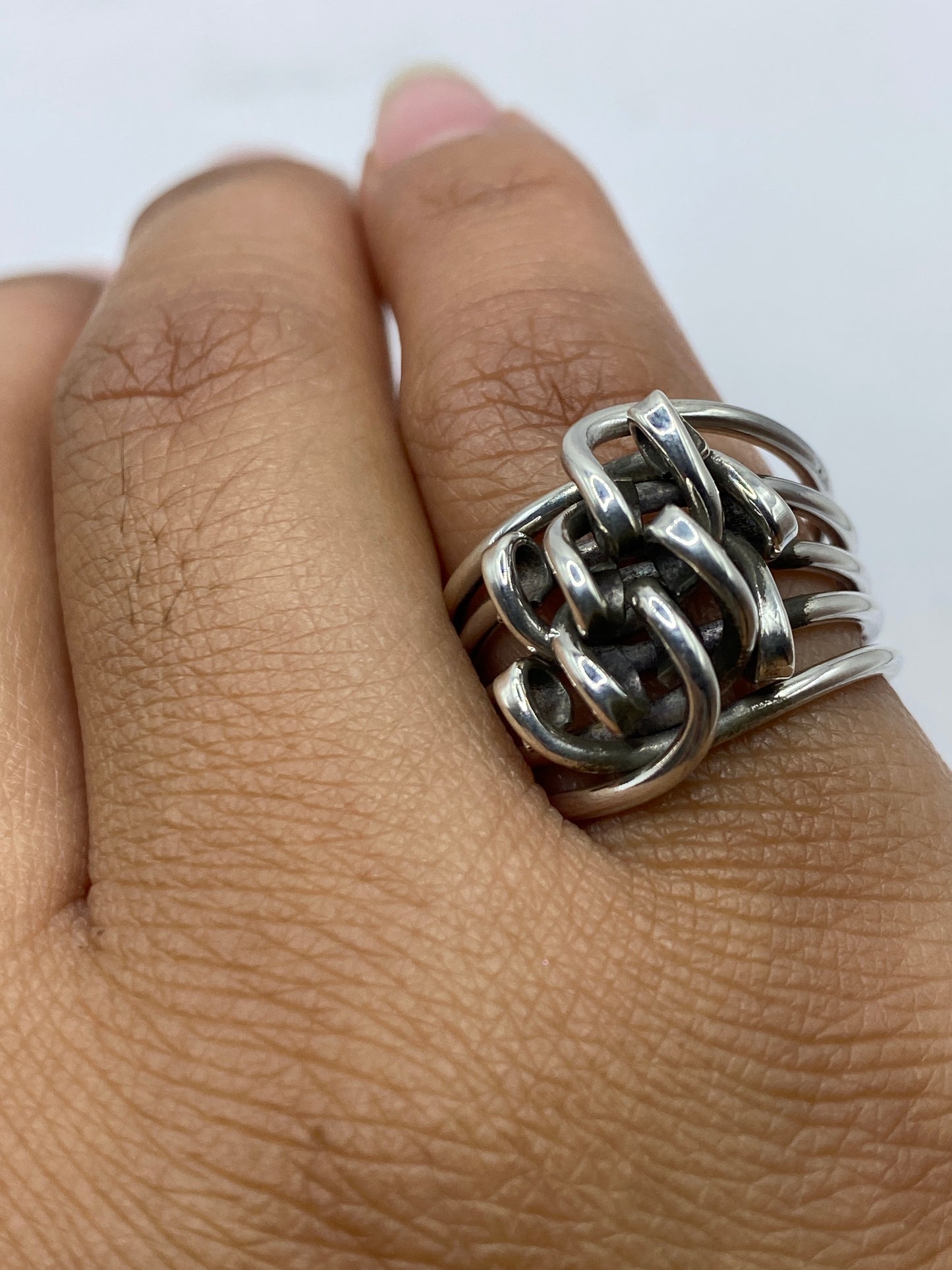 Anillo en caja sobre fondo blanco exhibiendo el sello .925 en la banda