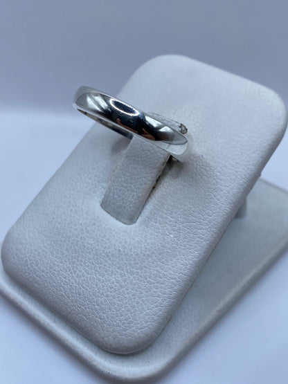 Detalle lateral del anillo minimalista de plata .925 en mano