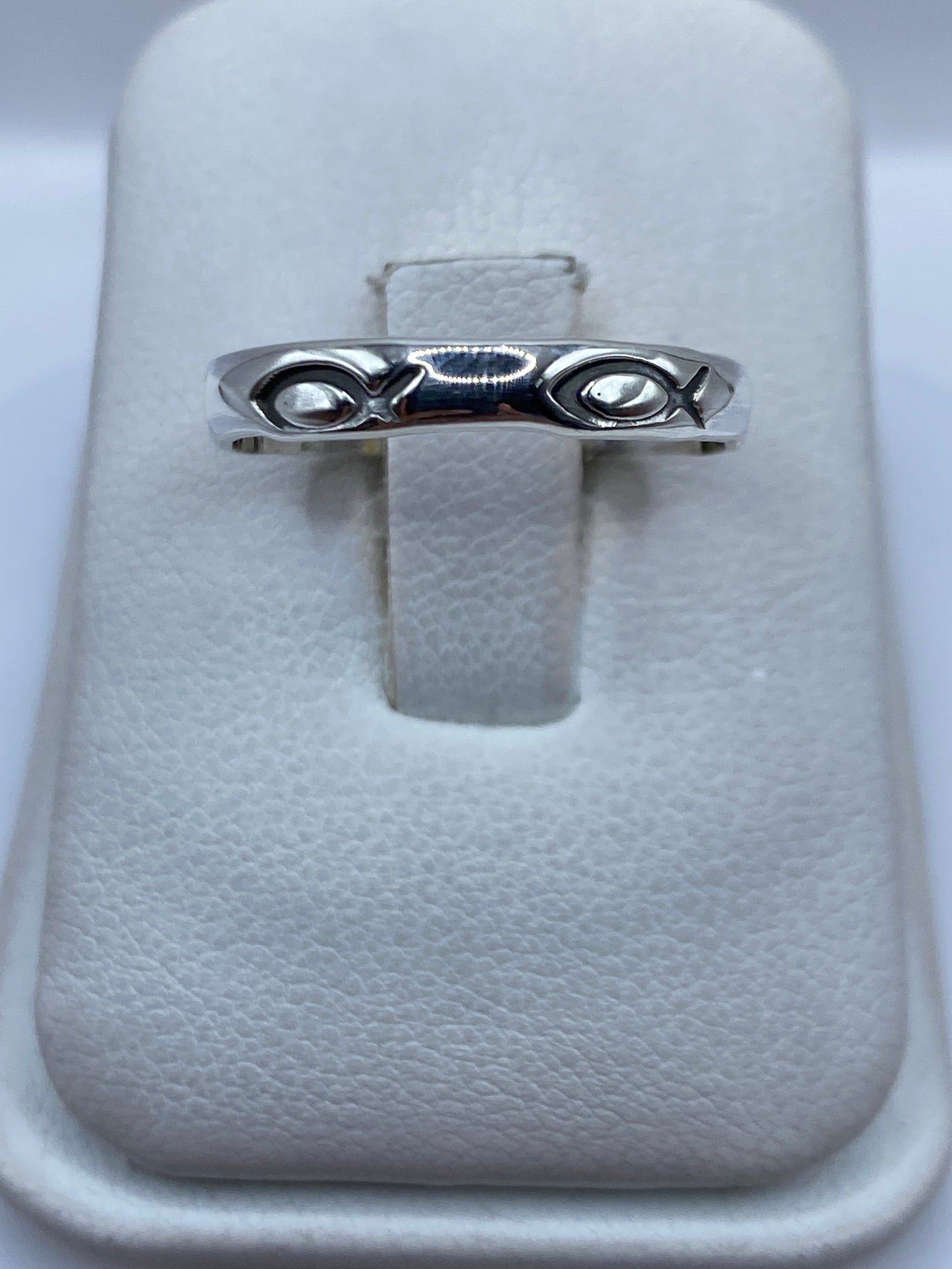 Anillo de plata minimalista band pulida en mano, mostrando el sello .925