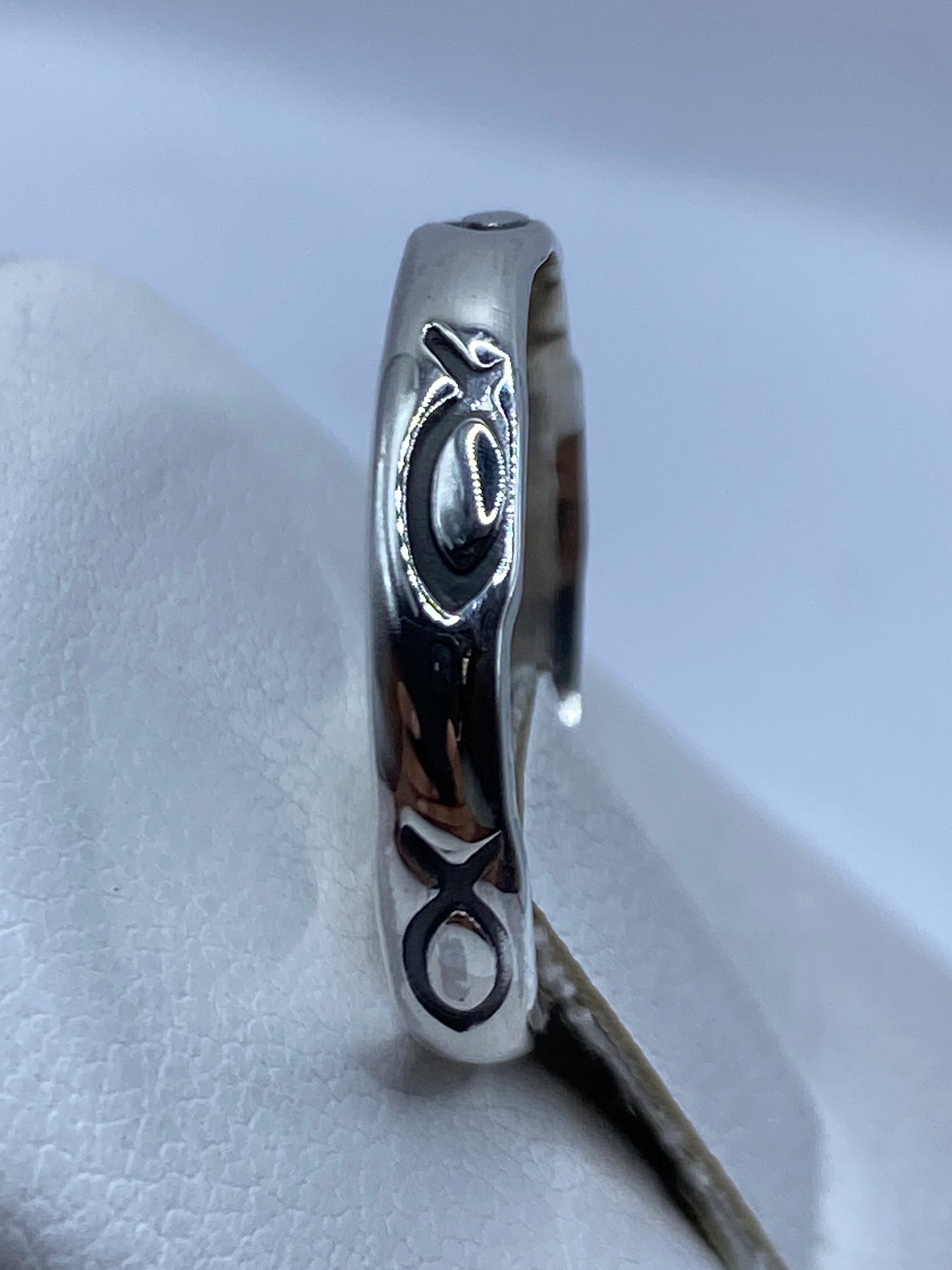 Detalle del sello .925 MEXICO grabado en la banda interior del anillo