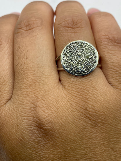 Anillo en dedo mostrando escala real del diseño prehispánico en Taxco