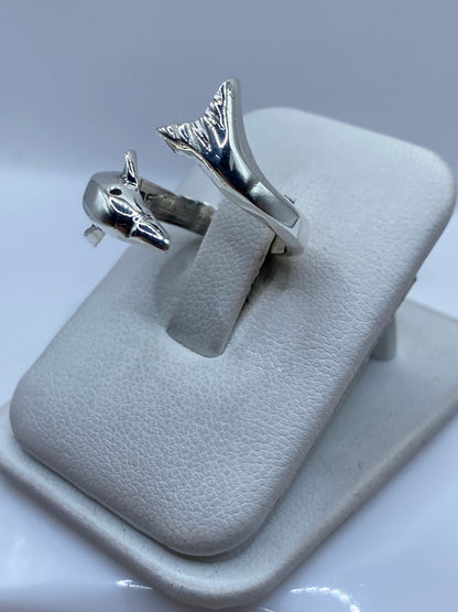 Detalle de los tiburones tallados en plata .925, mostrando la técnica artesanal de Taxco