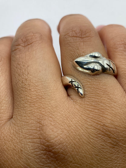 Anillo de plata minimalista colocado en la mano mostrando su presencia y peso real