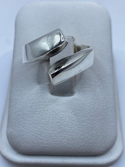 Anillo de plata ajustable con diseño geométrico moderno en presentación de tienda