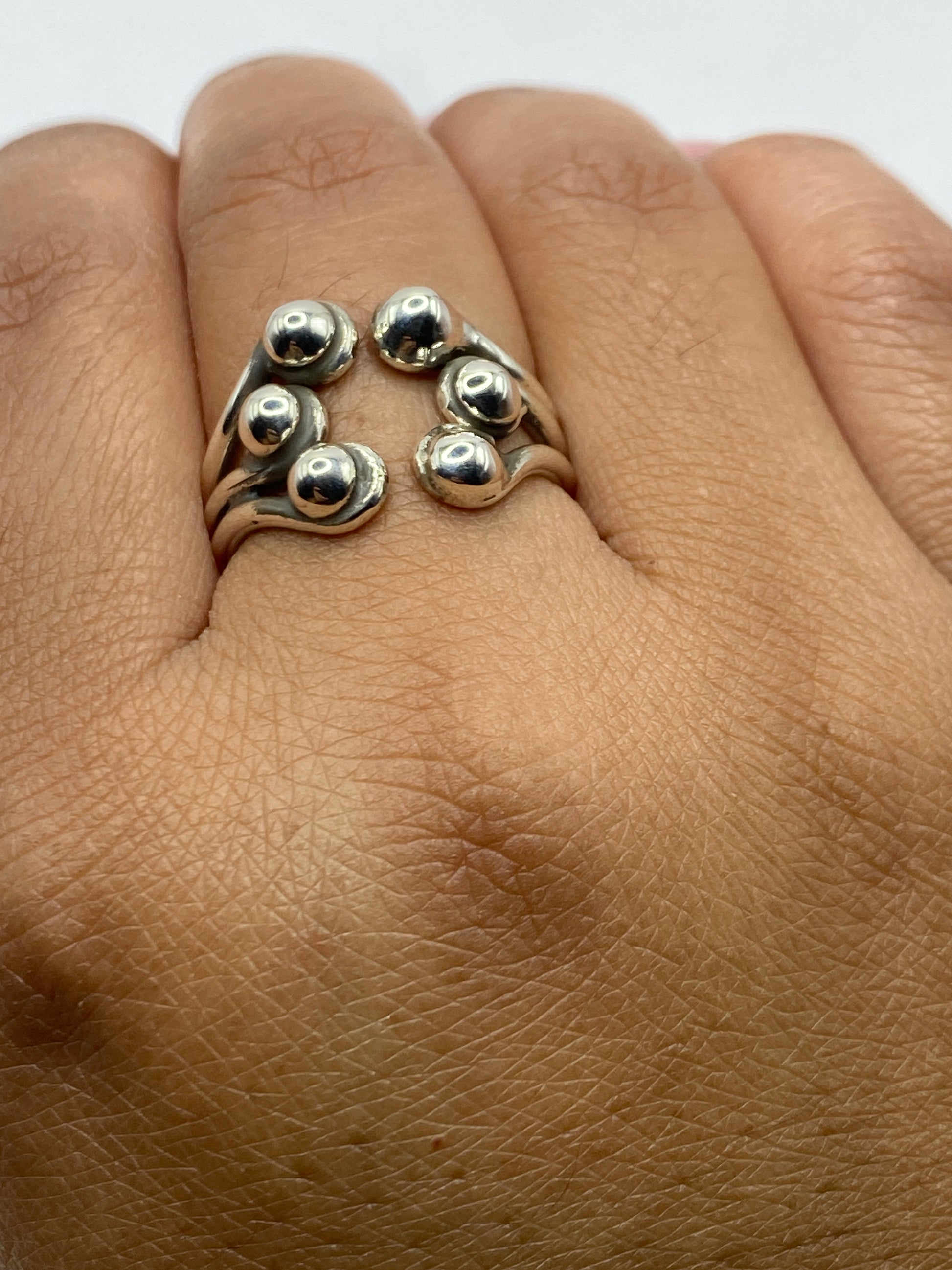 Detalle del sello 925 en el anillo de plata con esferas, garantía de autenticidad