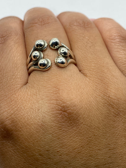 Detalle del sello 925 en el anillo de plata con esferas, garantía de autenticidad