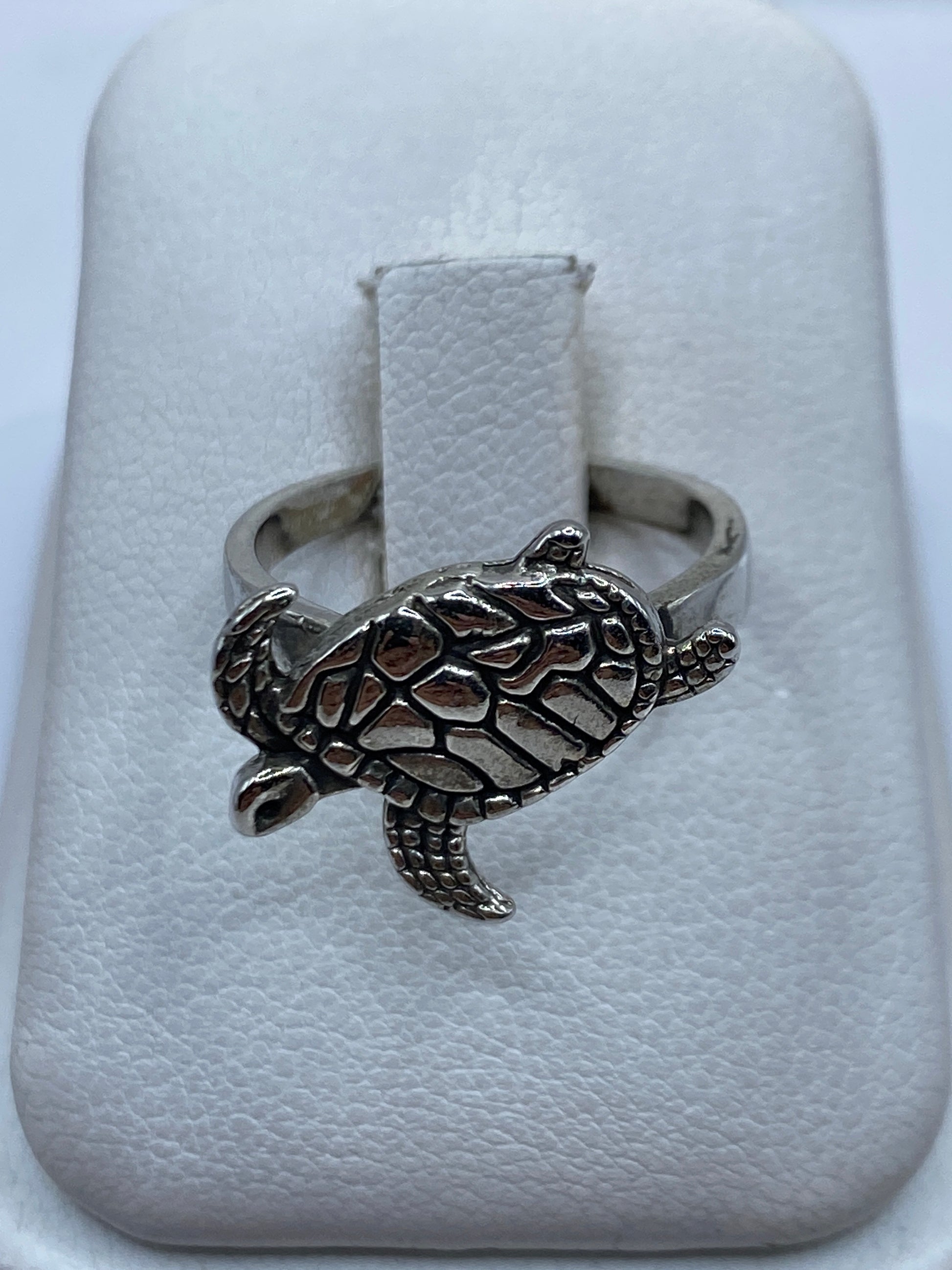 Anillo de plata tortuga marina con detalles grabados en bajo relieve, vista frontal