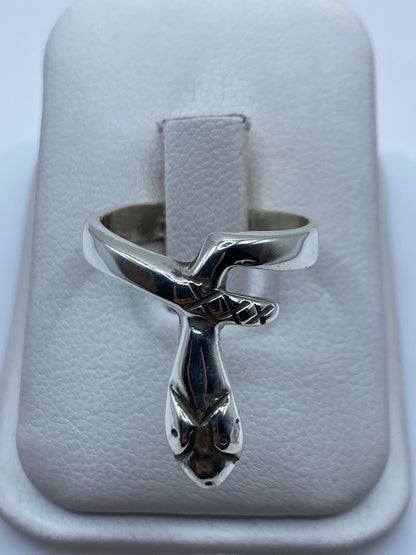 Anillo de plata artesanal con figura de pájaro en relieve, en estuche blanco