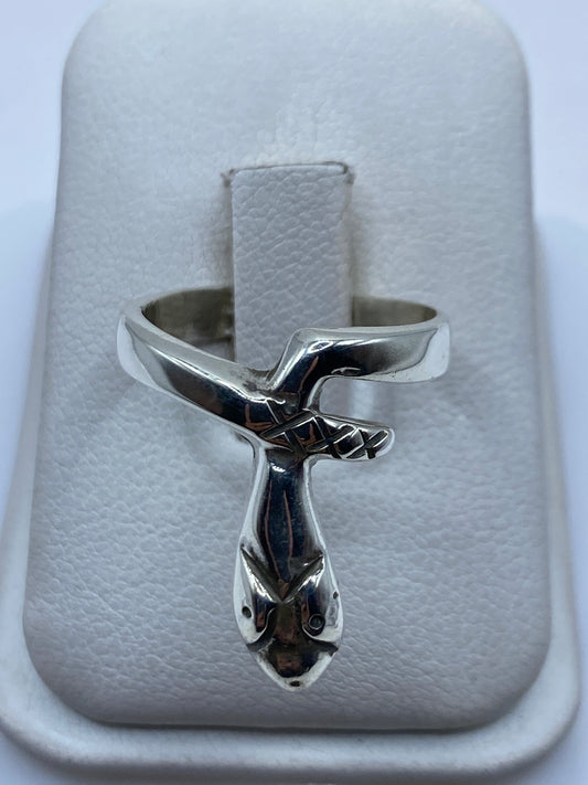Anillo de plata artesanal con figura de pájaro en relieve, en estuche blanco