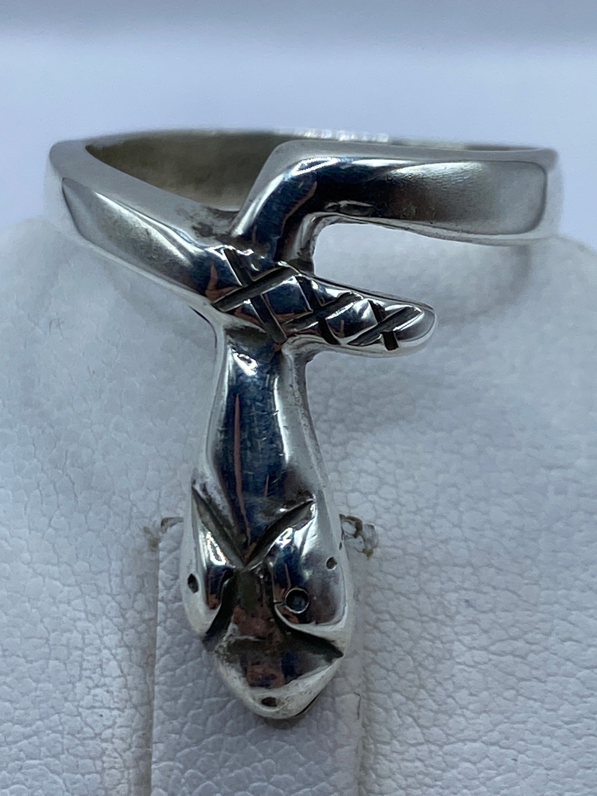 Anillo pájaro visto desde el lateral mostrando la banda y el volumen escultórico
