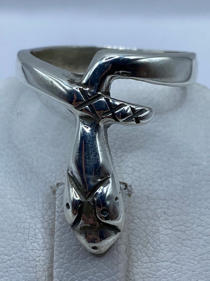 Anillo pájaro visto desde el lateral mostrando la banda y el volumen escultórico