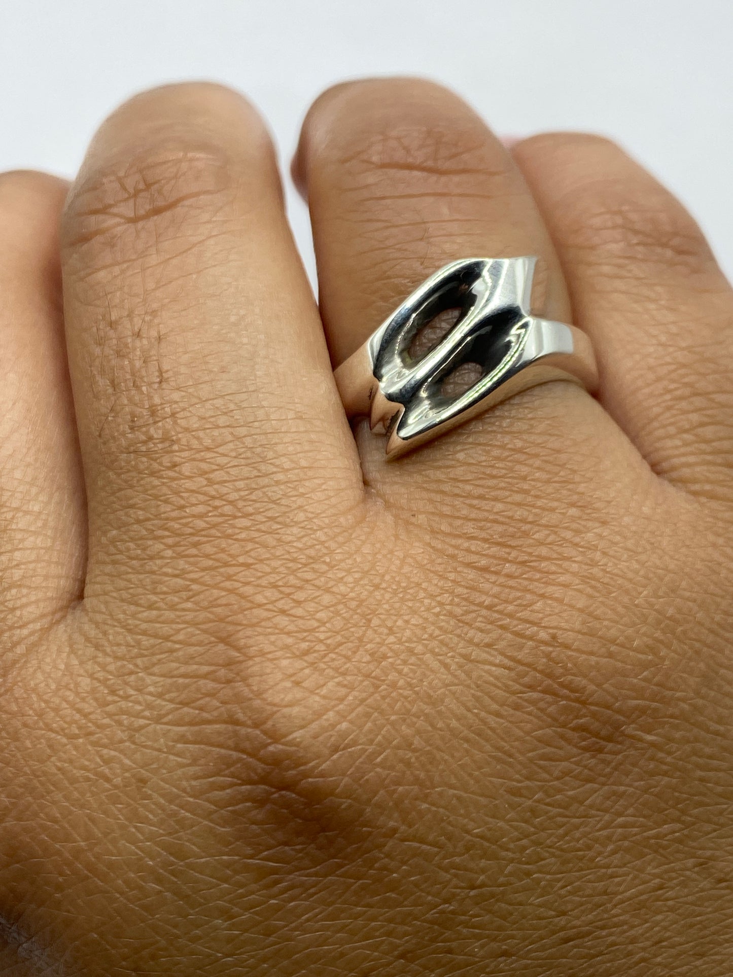 Anillo de plata sobre escala, pesando 6.3 gramos, con sello .925 visible