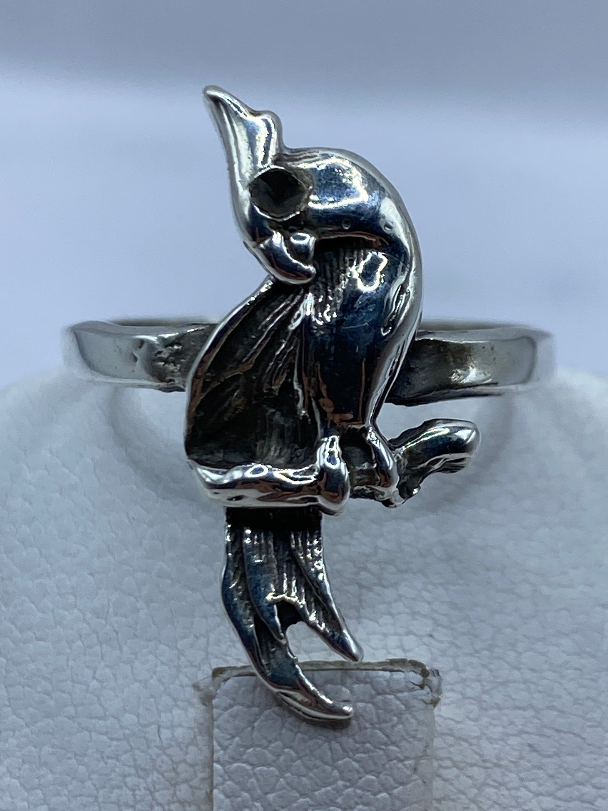 Anillo de plata en la mano mostrando el sello .925 México