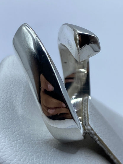 Detalle lateral del anillo escultural de Taxco con acabado pulido espejo