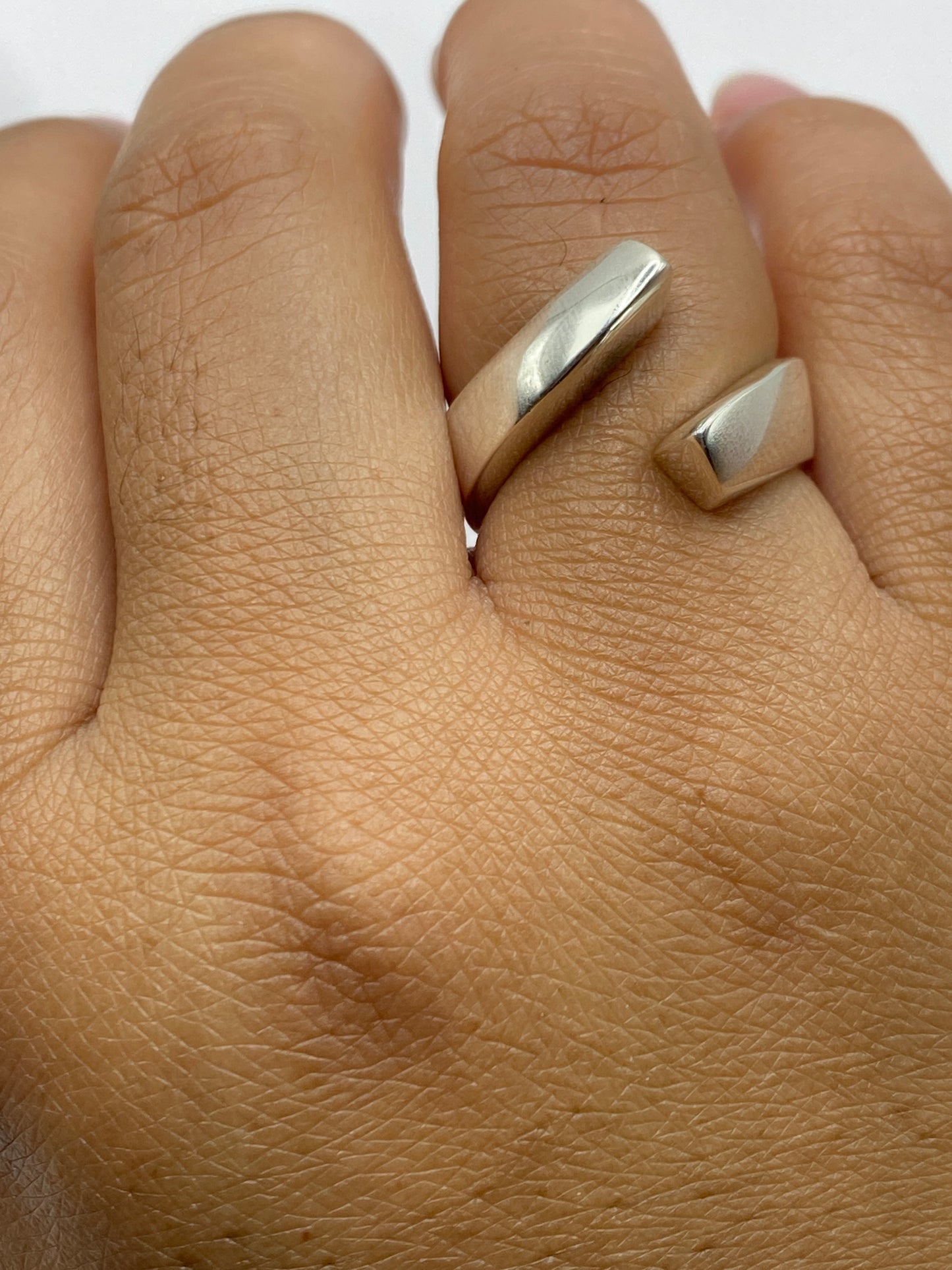 Anillo de plata .925 sobre base gris mostrando el sello 925 en el interior