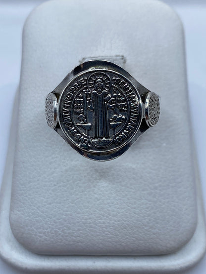 Anillo de plata .925 con medalla de San Benito en relieve, vista frontal sobre fondo blanco