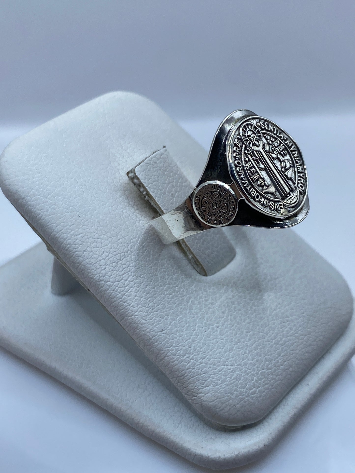 Detalle lateral del anillo religioso mostrando la medalla San Benito grabada en plata auténtica