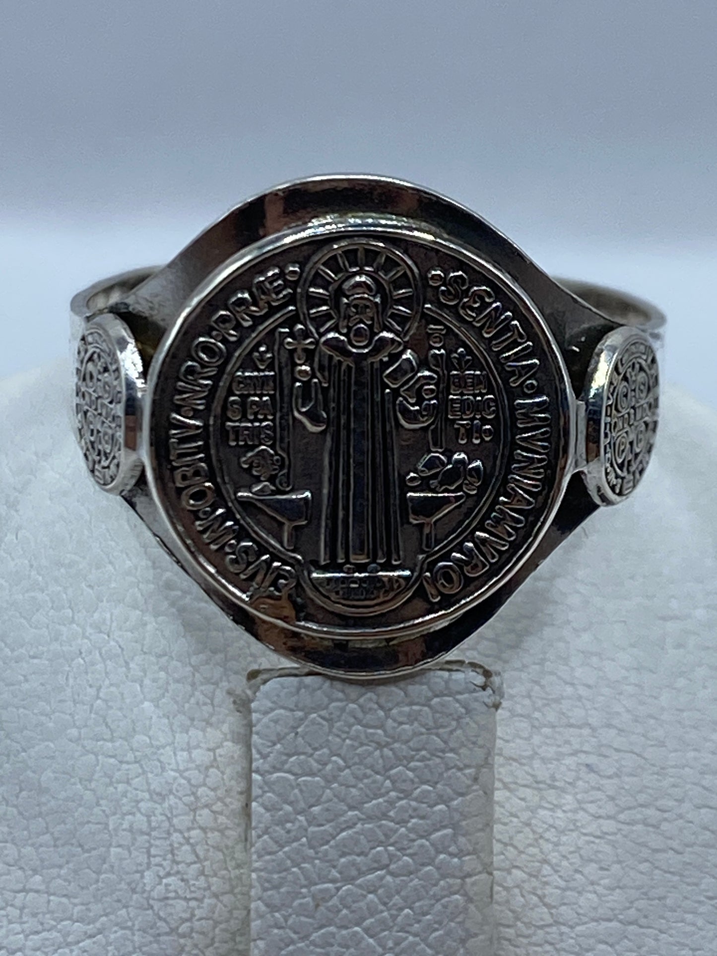 Anillo San Benito puesto en dedo mostrando el diseño unisex y proporciones