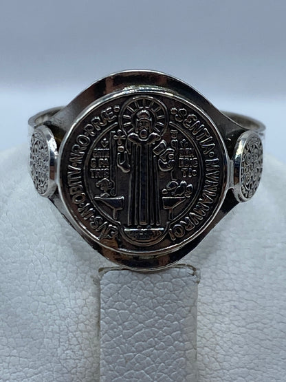 Anillo San Benito puesto en dedo mostrando el diseño unisex y proporciones