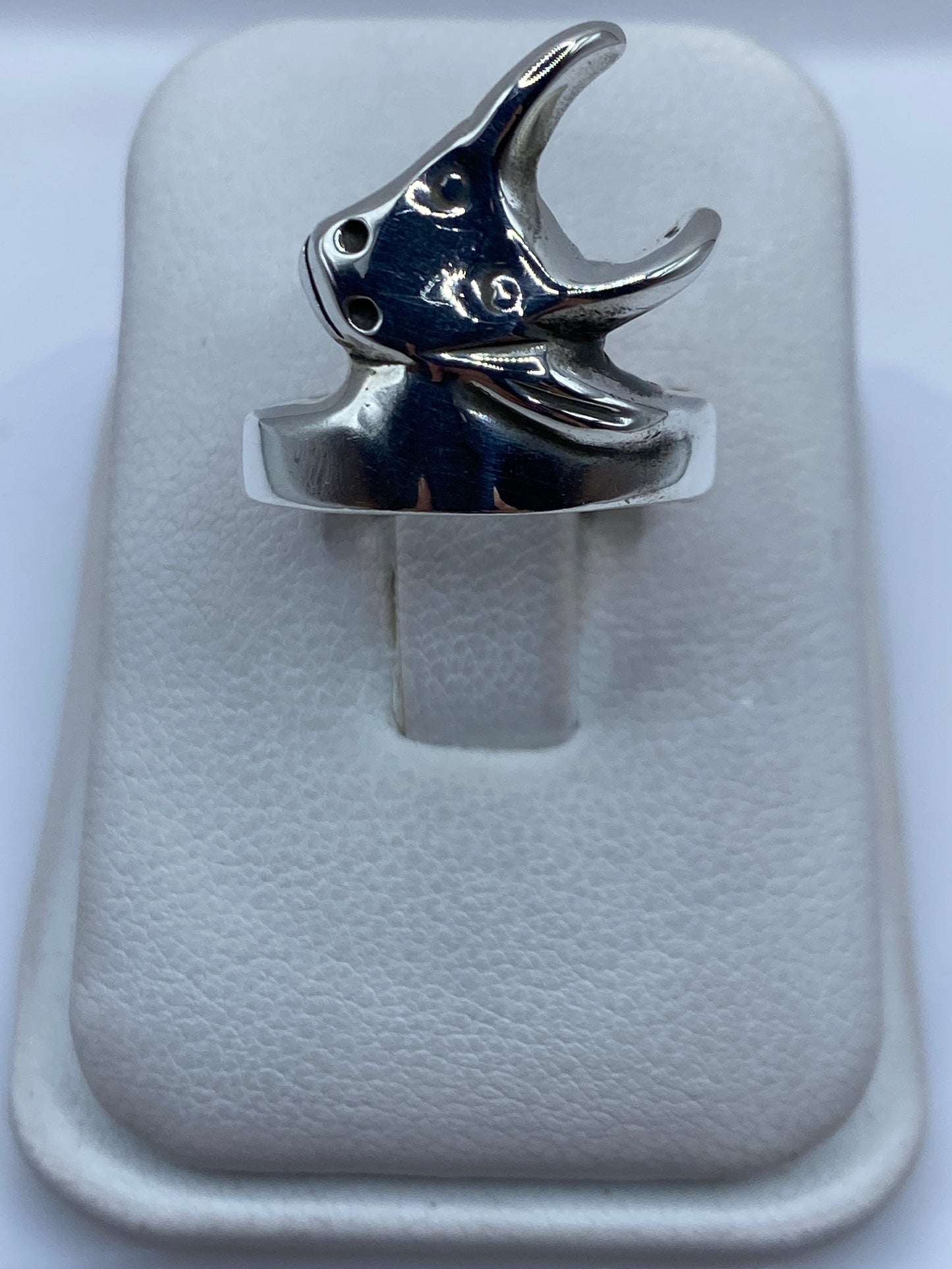 Anillo de plata toro escultural visto de frente sobre fondo blanco, mostrando la cabeza tallada del animal