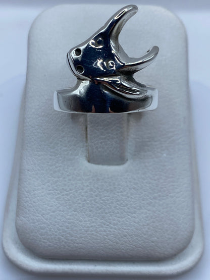 Anillo de plata toro escultural visto de frente sobre fondo blanco, mostrando la cabeza tallada del animal
