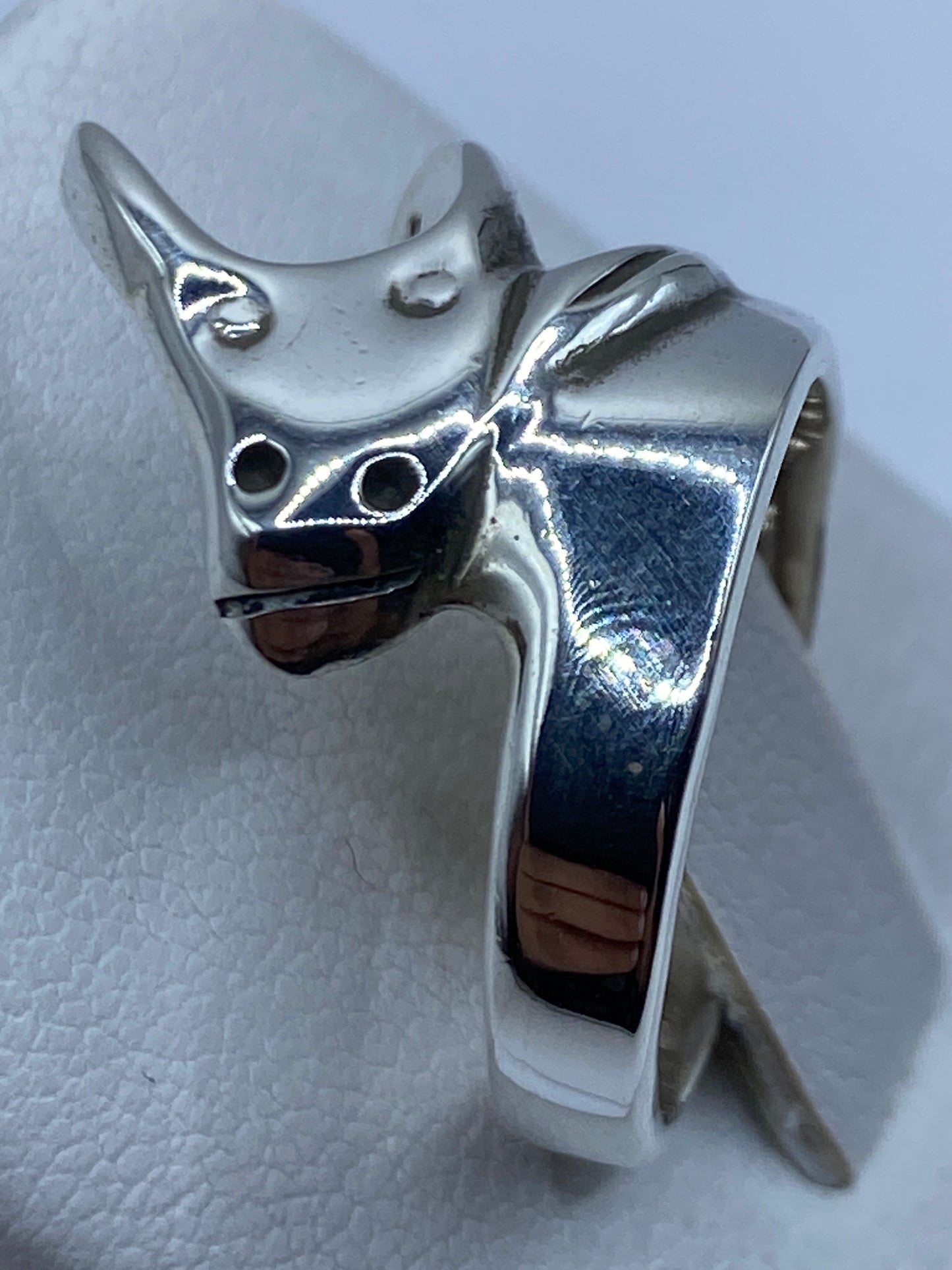 Anillo de toro en la mano de una persona adulta, mostrando el tamaño real y la presencia de la pieza