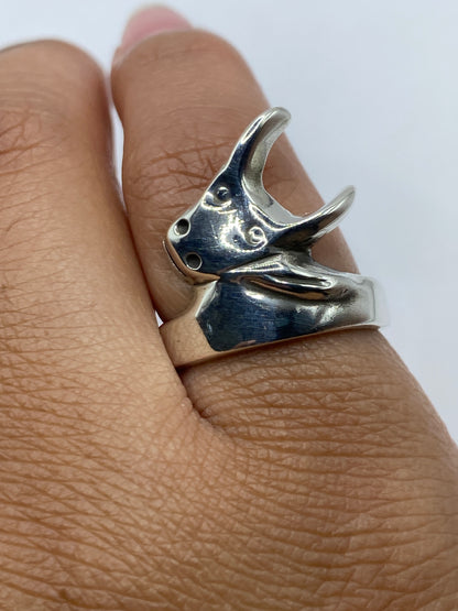 Detalle del interior de la banda del anillo, mostrando el sello 925 MEXICO grabado en plata