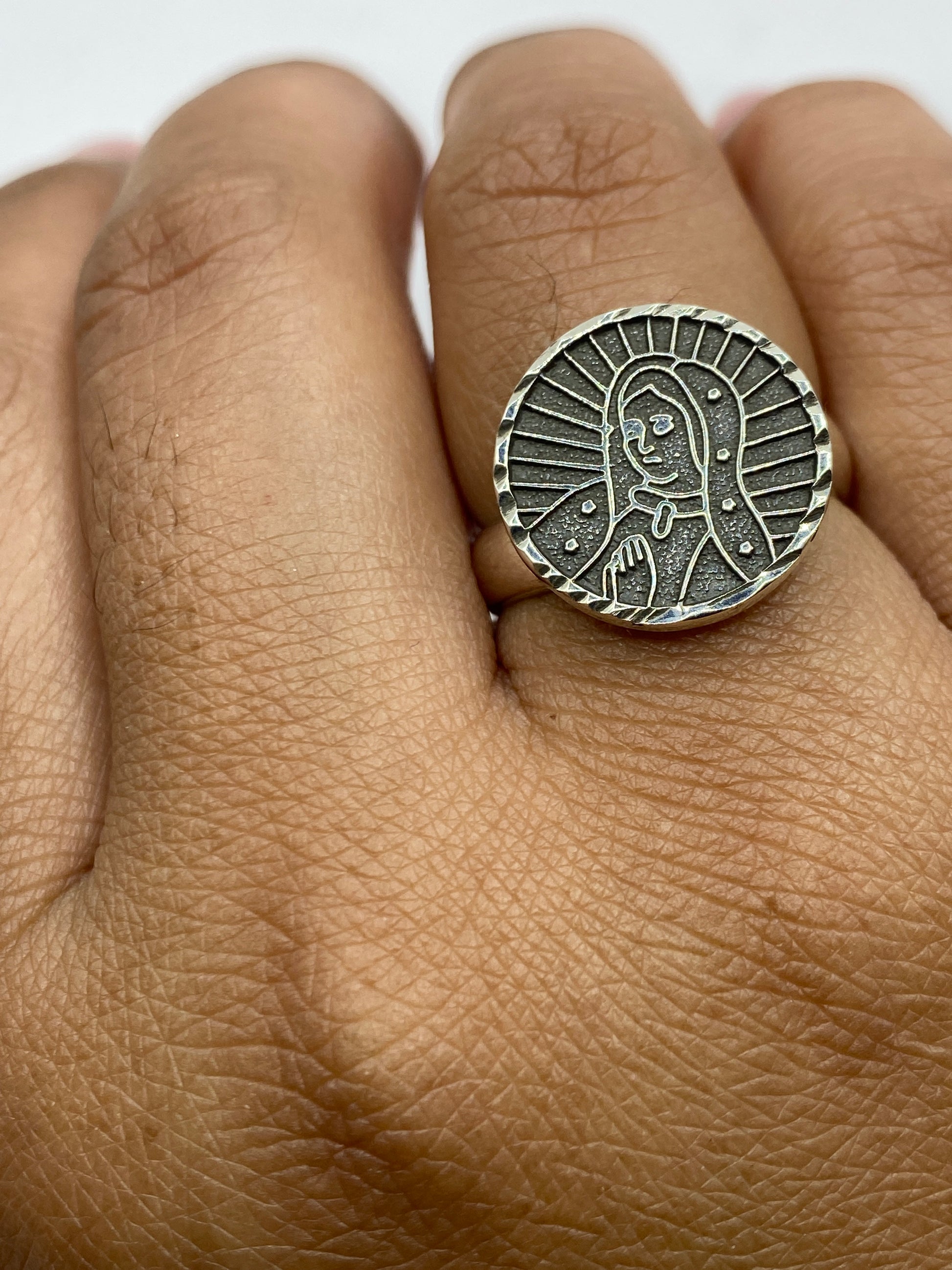 Anillo de plata sobre balanza mostrando 6.3 gramos y sello .925