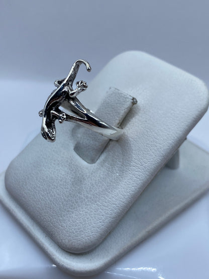 Detalle lateral del anillo serpiente mostrando la técnica de fundición artesanal