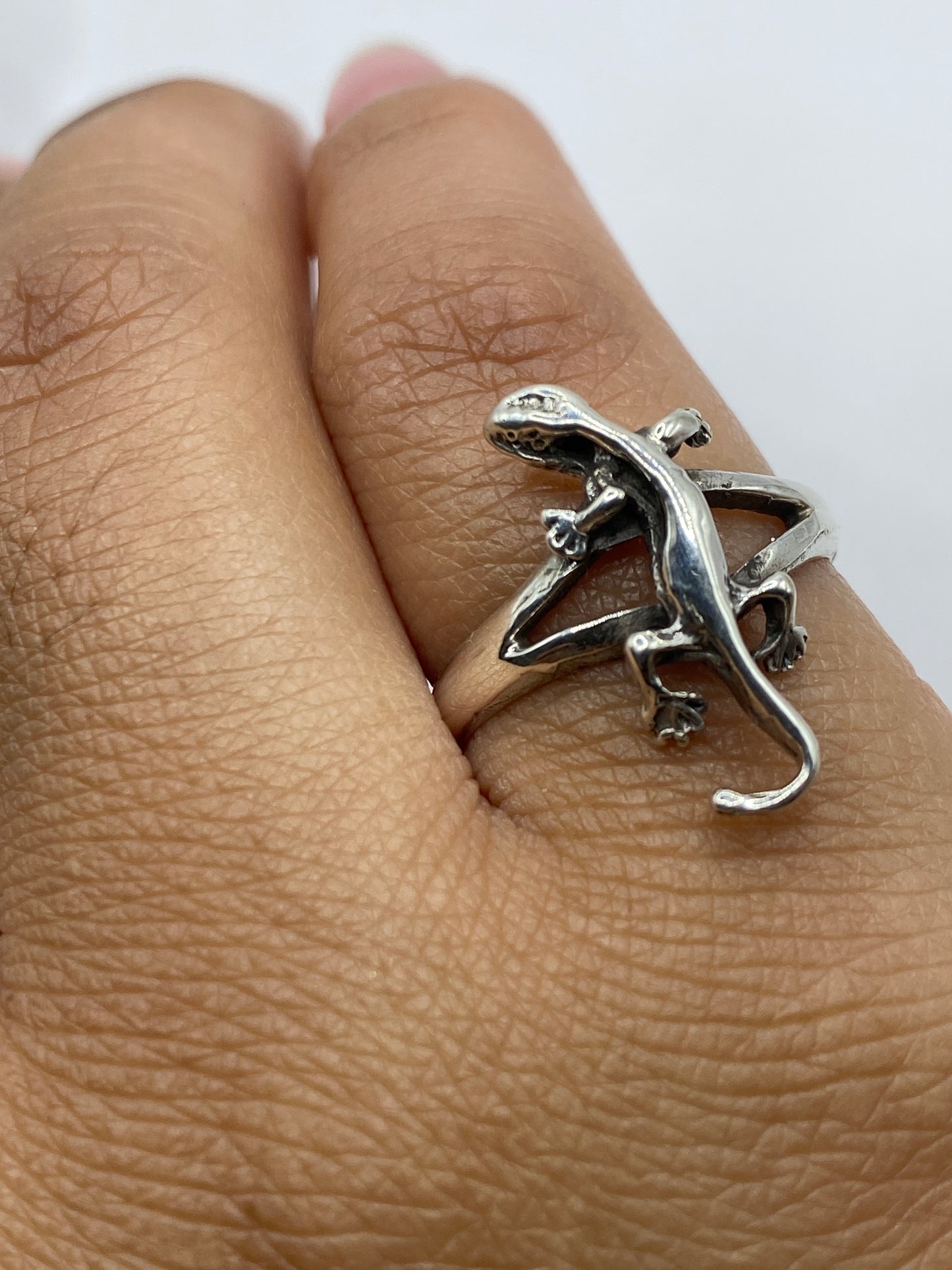 Anillo sobre fondo gris mostrando el sello 925 y el acabado pulido de la plata