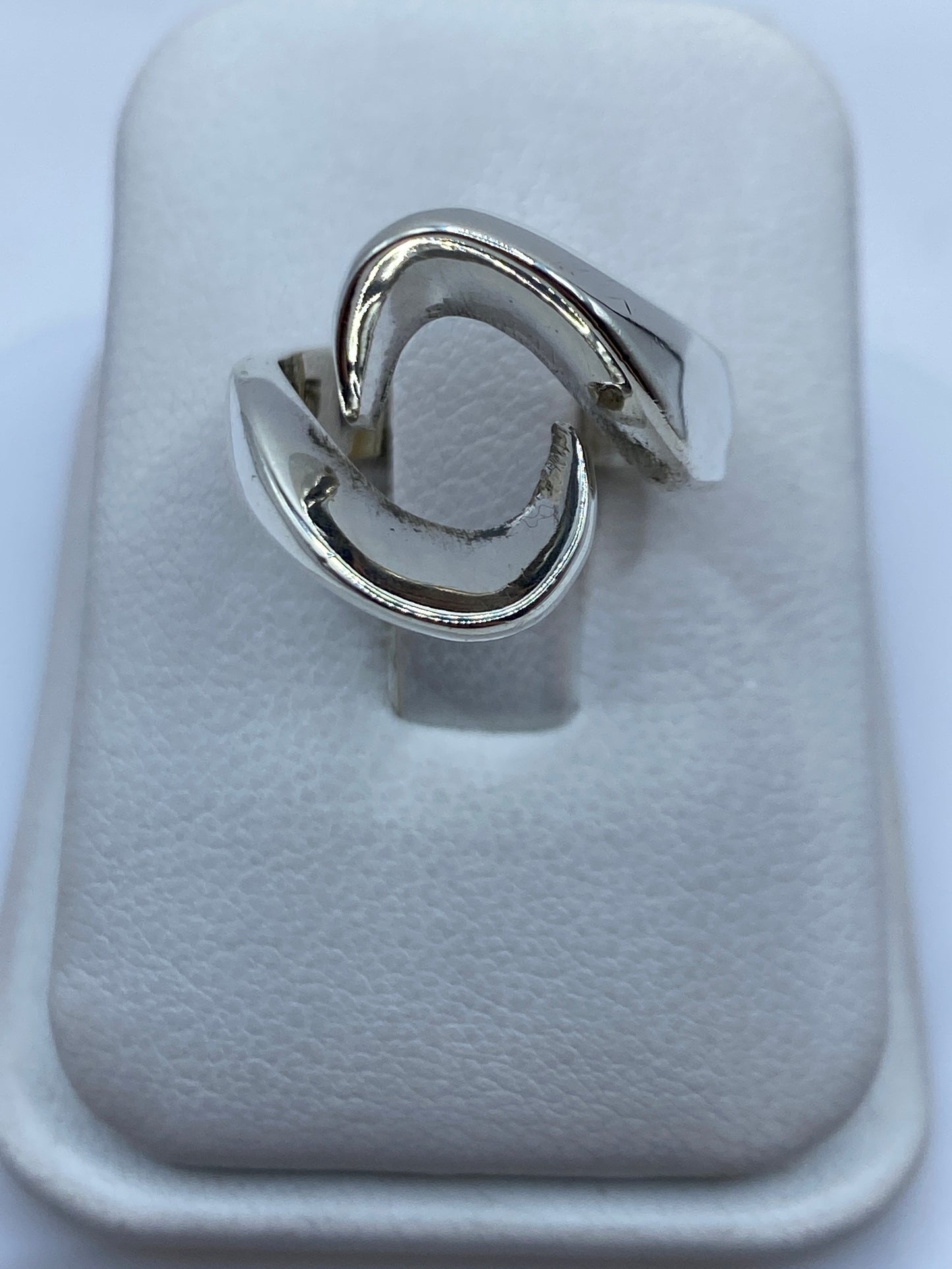 Anillo de plata minimalista solitario en estuche blanco