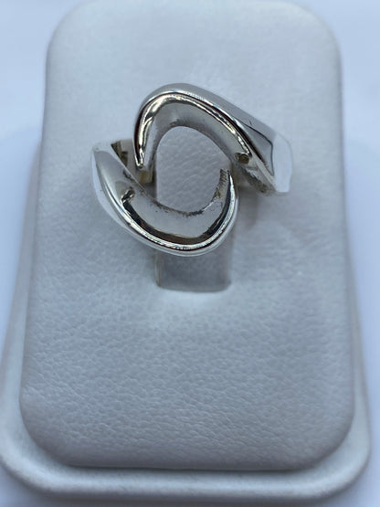 Anillo de plata minimalista solitario en estuche blanco