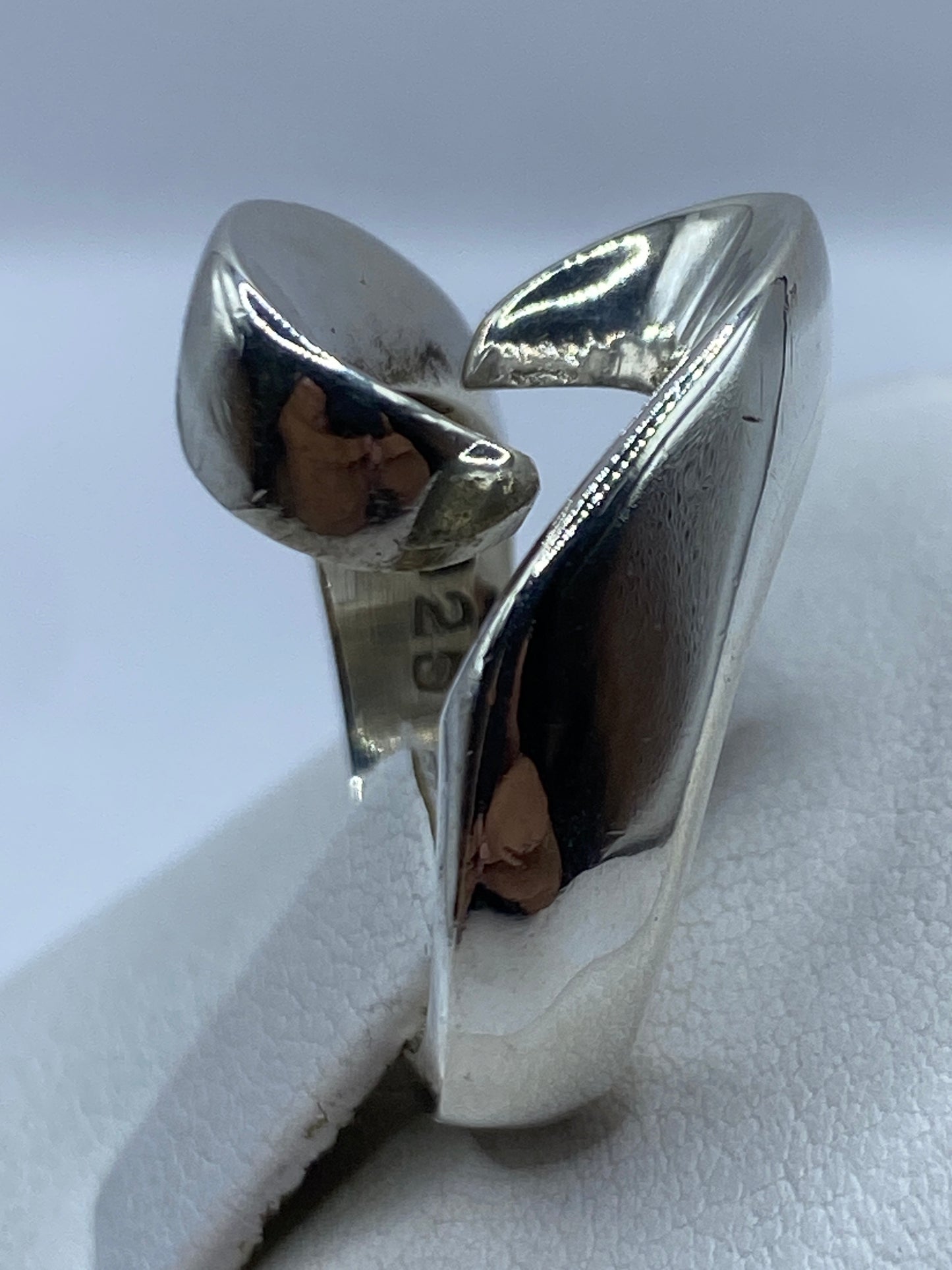 Anillo de plata pura en la mano mostrando su acabado pulido brillante