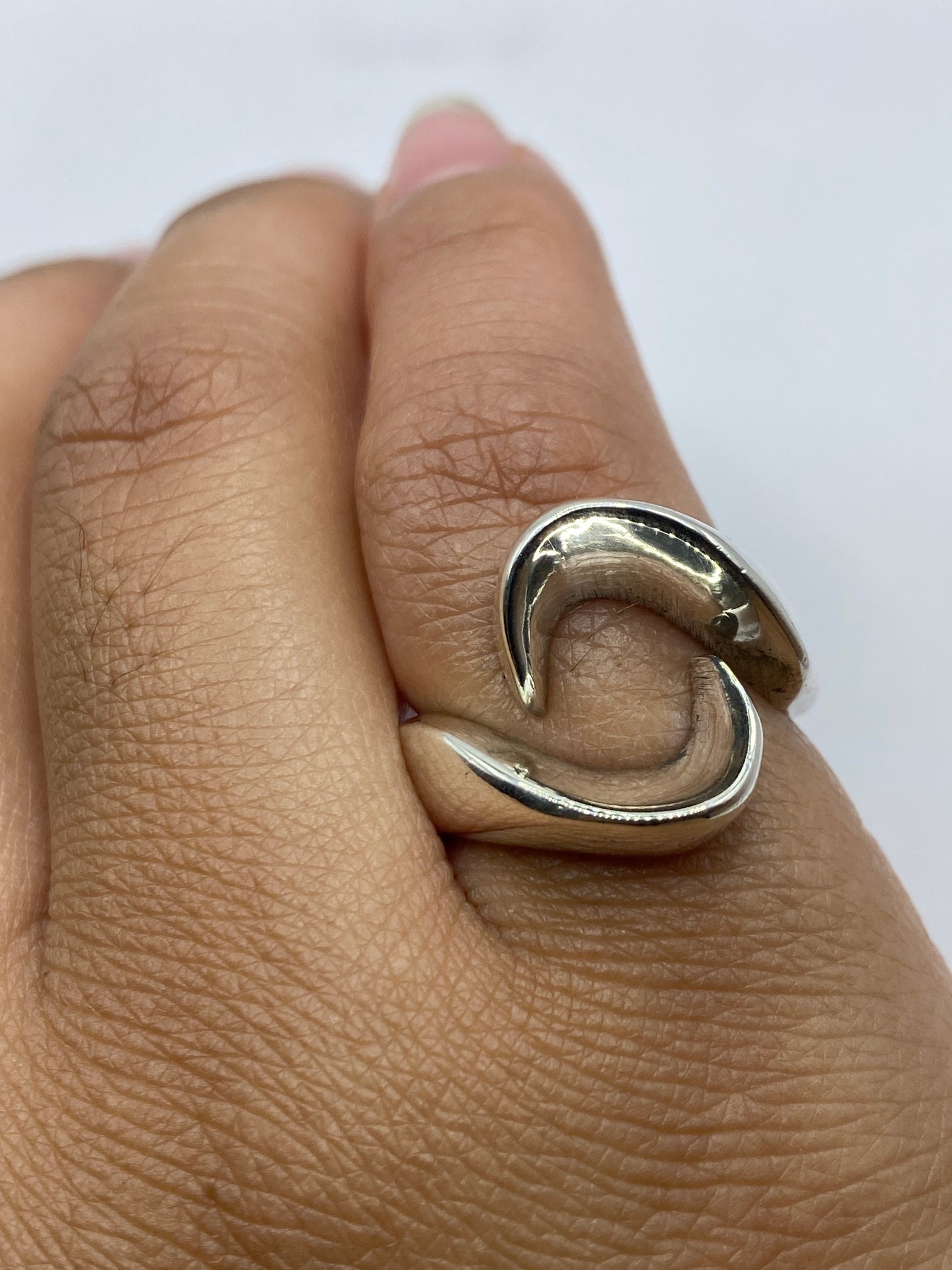 Detalle del anillo sobre fondo gris con la pesa marcando 9.4 gramos