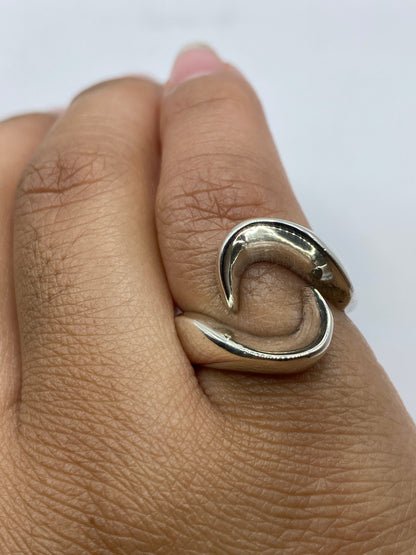 Detalle del anillo sobre fondo gris con la pesa marcando 9.4 gramos