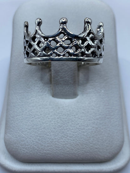 Anillo de plata minimalista banda ancha en la mano de un hombre