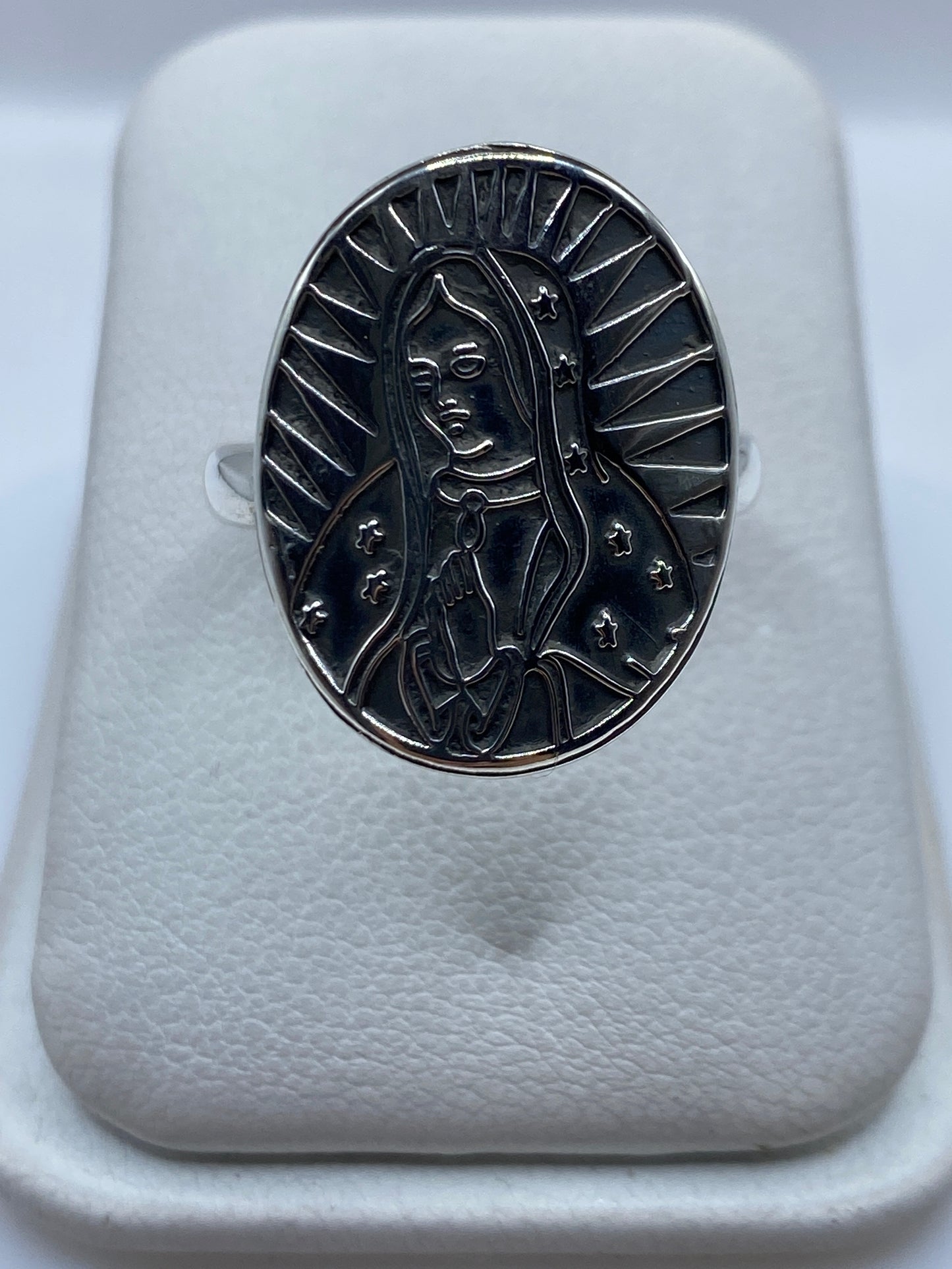Anillo de plata con Virgen de Guadalupe en relieve, frente ovalado con aureola radiante