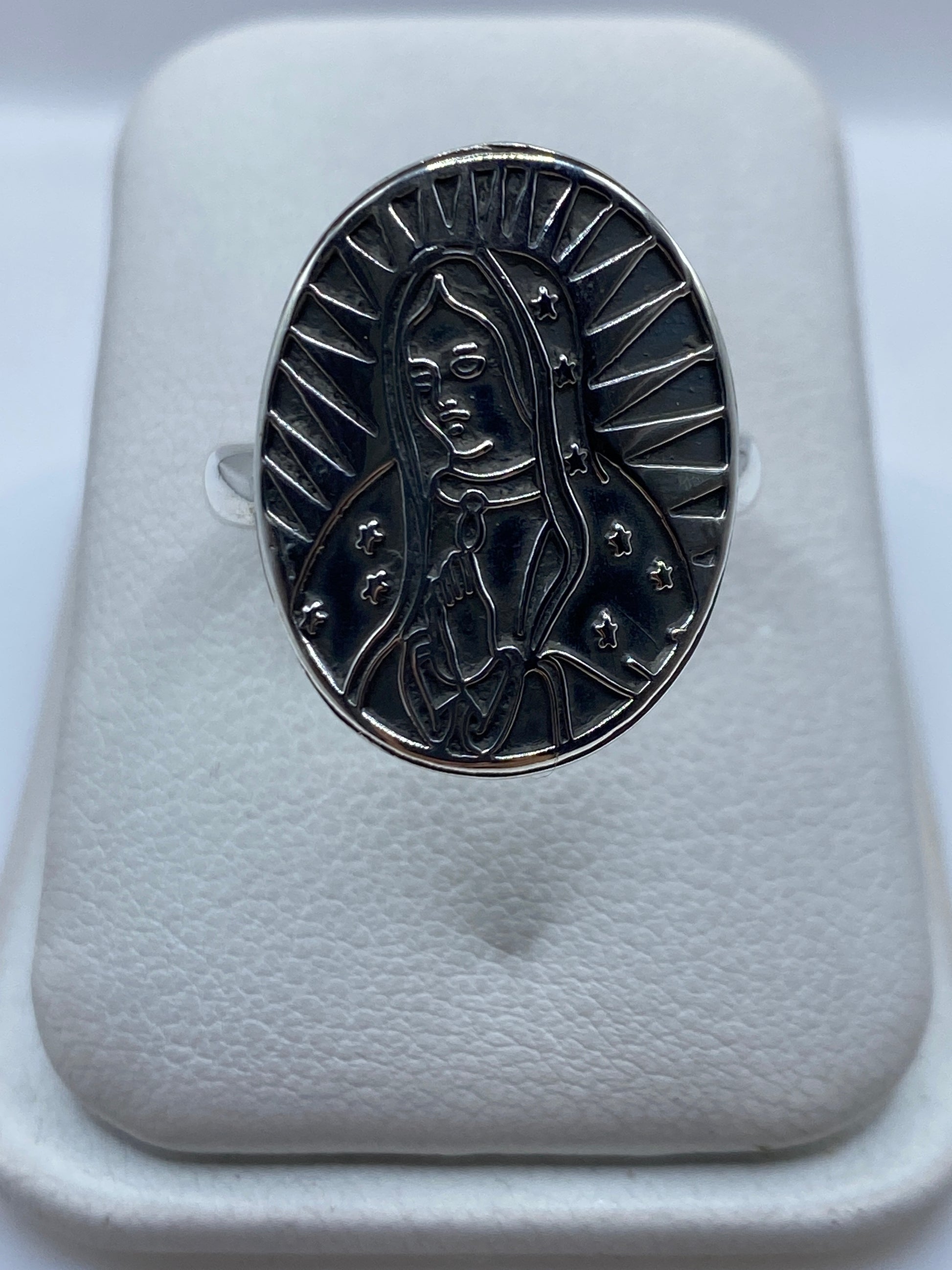 Anillo de plata con Virgen de Guadalupe en relieve, frente ovalado con aureola radiante