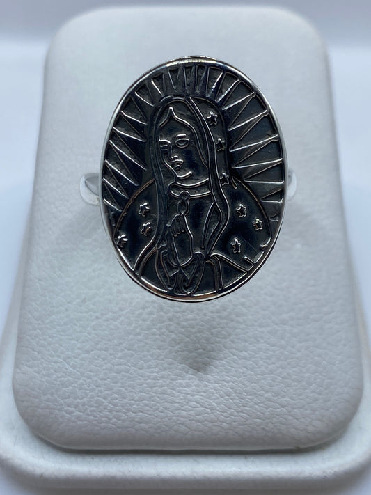 Anillo de plata con Virgen de Guadalupe en relieve, frente ovalado con aureola radiante