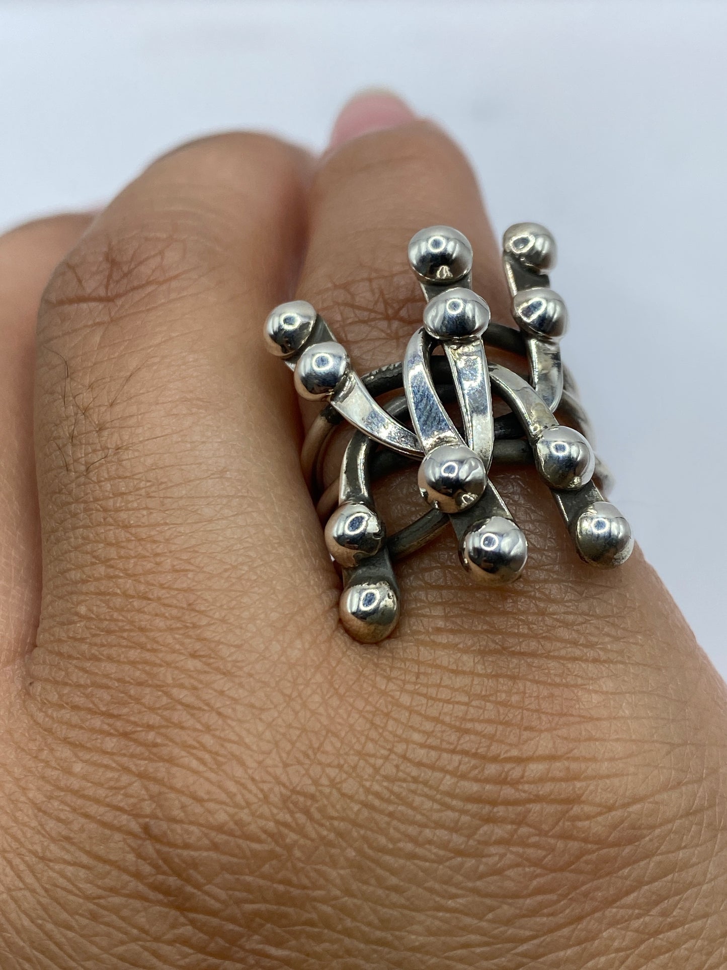 Anillo de plata sobre dedo mostrando el diseño limpio y elegante del solitario